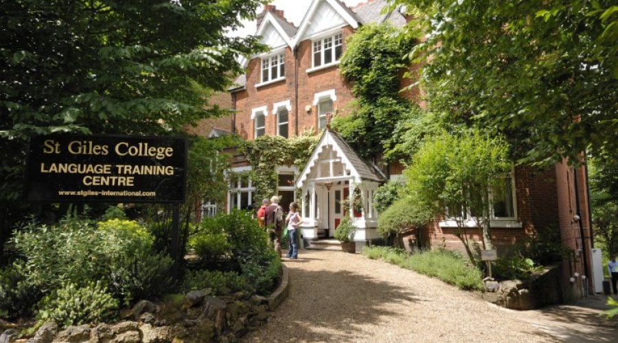 St. Giles International - Londra, Highgate