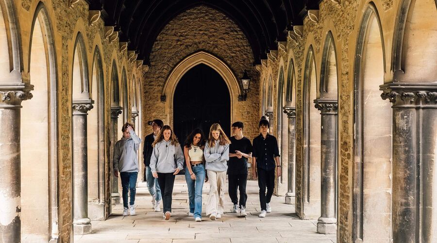 CHARTERHOUSE SCHOOL - INGILTERE - GRUP LIDERLI