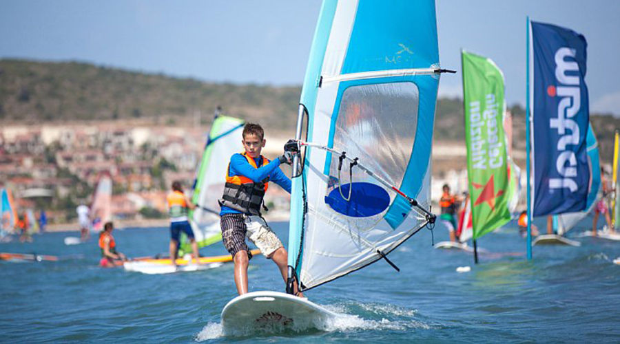 Geleceğin Yıldızları Sörf Kampı (Alaçatı)