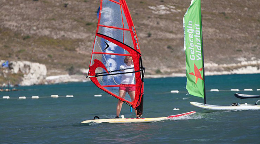 Geleceğin Yıldızları Sörf Kampı (Alaçatı)