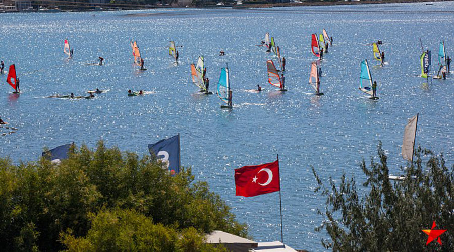 Geleceğin Yıldızları Sörf Kampı (Alaçatı)
